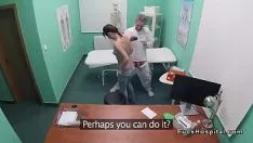 Играть Сексуальный доктор трахает непрофессионала в банке