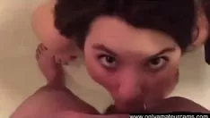 再生 非専門的な黒髪の思春期の浪費家の仕事と大きな神経の顔面神経のcumstroke