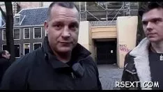 Riproduci Dot si fa succhiare le scarpe da ginnastica