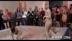 Abspielen Wählen Sie Pornos aus, die in Fetischansichten beschäftigt sind