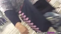 Reproducir adolescente japonés frota el botón