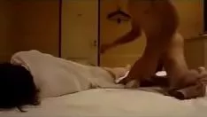 再生 滑らかな髪のアジアの赤ちゃんはひどく犯されます