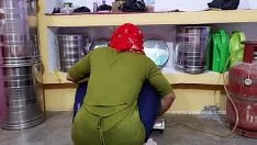 تشغيل فتاة مارس الجنس بشكل واضح في تعويذة kspoilen هي تحتل الطبخ