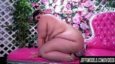 Putar Fat bbw rosiness d kush menyenangkan kucing kucingnya yang anjlok dengan mainan seks