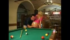 Reproducir Ella es follada severamente en la mesa de billar