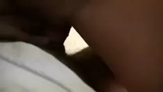Jouer Une adolescente blonde précieuse suce un petit vieux gumshoe