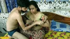 चलाएँ भारतीय गर्म छोटे शहर भाभी किशोर लड़के के साथ अश्लील सेक्स! कर्कश आवाज के साथ
