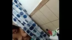 चलाएँ चिकने बालों वाली मिस्सी शावर डाउन
