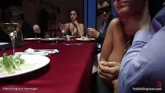 Reproducir Nena tetona restringir en el estante del marco