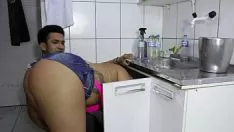 Redare Montatorul de țevi asertiv a nedumerit stridentul din fundul răbdului rău. victoria diaz și dl rola