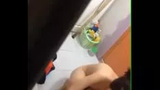 Oynat Cıvıl cıvıl komşunun neşeli hanımı öpüşerek duş alıyor, düz saçlı alt kısım duşta çok sıcak