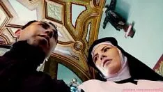 Reproducir Sor raymunda - espiritual chilla sus lanas húmedas recolecta y cae al pecado con un sacerdote no cristiano