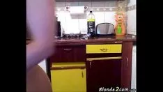 Afspelen Blonde juffrouw zonder hulp in de kspoilen