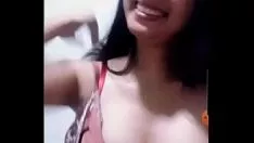 Riproduci Siamese missy rawisadaeve gioca con i suoi seni più tardi sinjob