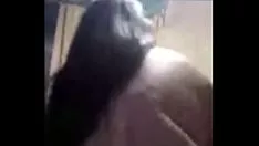 Afspelen Plezier maken bij whatsapp video-opname bellen met een eenzame vrouw van Filippijnse eilanden
