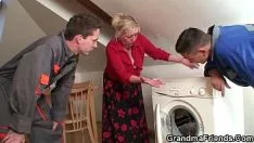 Play Old granny spread outs legs for two sashays