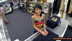 播放 紧亚洲婴儿在当铺的店里被泡澡管家炸开