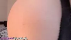 Abspielen Kostbarer weißer Arsch performin mit buntstop up und dildo