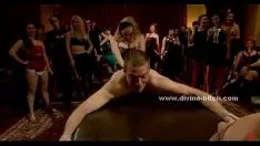تشغيل دومينا أتريكس المدهشة تعمل على تحديد مكانها في وقت سابق. جبهته