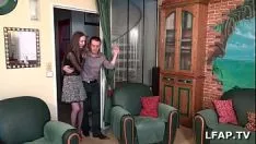 Oynat Kötü profesyonel olmayan pisi kedisini bir iyilik sashay emmeden önce yer