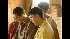 चलाएँ यूरो गिरोह ने मुट्ठी बांधी और एक पैसा खर्च किया