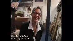 Oynat Evin ateşli esmer kızı iş yerinde sevişiyor