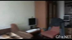 Reproducir El tipo se sienta y mira