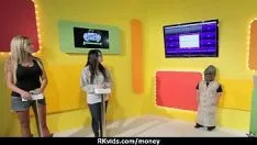 Afspelen Snelle tiener neukt een man voor de televisiecamera voor geld in 19