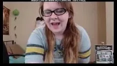 Jouer Jeune rousse zaftig à gros cul avec des lunettes she-bop