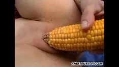 Jouer Une fille non professionnelle joue avec son minou avec l'extérieur de Zea Mays
