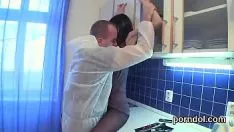 Redare O adolescentă cinstită este făcută și cultivată de semenii ei