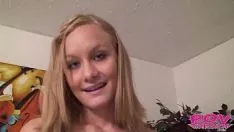 Riproduci La preziosa bionda Leah fa un lavoro pov