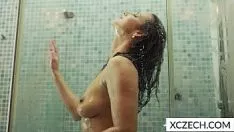 Oynat Sıcak milf ile duş alma