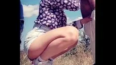 再生 彼のコックを舐めた後、彼は彼女の唇に精液をスプレーしました