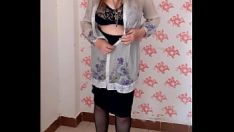 Jouer Mariaold, une milf aux gros seins naturels, s'excite en bas noirs et chaussures à talons hauts.