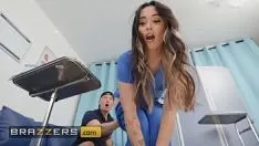 Afspelen Hete verpleegsters aria lee & lulu chu profiteren van de privacy van de examenkamer om een ​​spermamonster te nemen van lucky zac - brazzers