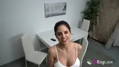 Reproducir La tetona y ansiosa latina alice fantasía se mete los dedos en el coño antes de su cita