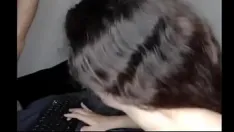 Afspelen Jonge slet geniet ervan om voor de webcam gebruikt te worden zodat de wereld het kan zien