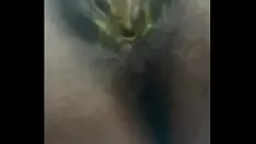 تشغيل تنكسر البيضة في كس مشعر، وتدفعه للخارج وتقذفه على عدسة الكاميرا