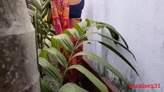 تشغيل وقت تنظيف حديقة المنزل لممارسة الجنس مع زوجة بنغالية مع الساري في الهواء الطلق (فيديو رسمي بواسطة localsex31)