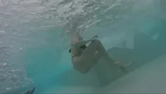 Reproducir Exhibiendo mi verga frente a una jovencita en una piscina pública y me ayuda a follar - es muy arriesgado con una pareja cerca - p2