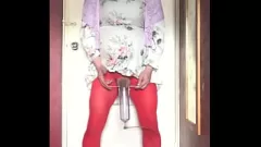 Riproduci L'ossessione di ingoiare pipì di Sissy travestita: prima bevi la mia pipì