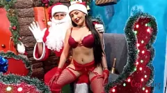 Abspielen Exhibitionistische MILF feiert Weihnachten in der Öffentlichkeit mit frechen Upskirt-Ansichten