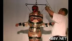 Reproducir Las tetas se van y se acuestan en la madriguera, coqueteo bdsm para la feminidad en revueltas