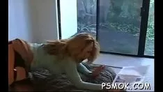 Afspelen Deze aangename baby is op zoek naar zo'n hete spreuk om te roken
