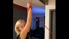 Riproduci La giovane bionda europea Monika Pink si eccita in un incontro BDSM amatoriale