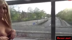 Afspelen De trein pakken: Blonde babe geeft pijpbeurt in de open lucht en krijgt sperma in haar gezicht