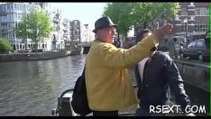 再生 ホットタイトなフロックは大きなフランクフルトを登り、荒野で彼をタンタライズします