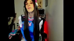 Jouer La MILF sexy Scarlett Foxx dans une masturbation de cosplay tatouée D.Va