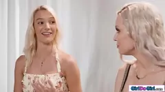 Putar Kenna James dan Kenzie Taylor dalam sesi Lesbian 69 yang beruap